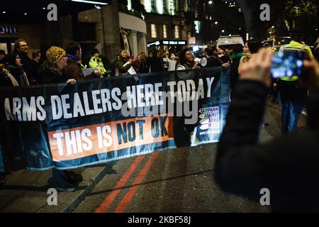 Gli attivisti del commercio di armi si sono dimostrati al di fuori della cena annuale nera del gruppo Aerospace, Defence and Security presso il Grosvenor House Hotel a Park Lane a Londra, Inghilterra, il 22 gennaio 2020. Il GRUPPO ADS, un'organizzazione commerciale senza scopo di lucro con sede a Londra, rappresenta e supporta oltre 1.000 aziende britanniche impegnate nei settori aerospaziale, della difesa, della sicurezza e dello spazio. La protesta è stata convocata dai gruppi di pressione Campaign Against Arms Trade (CAAT) e Stop the Arms Fair, citando in particolare le vendite di armi e munizioni prodotte nel Regno Unito all'Arabia Saudita, che continua a stri Foto Stock