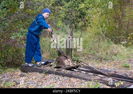 L'adolescente sulla ferrovia sta giocando il Railroad switch Foto Stock