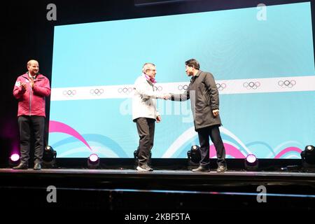 Una cerimonia di consegna della bandiera olimpica assistita dal presidente del Comitato Olimpico Internazionale Thomas Bach (al centro) da un sindaco di Losanna (Gregoire Junod) alla controparte coreana durante la cerimonia di chiusura del 13. Giornata dei Giochi Olimpici invernali dei giovani Losanna 2020 su Medal Plaza - Losanna Flon, Svizzera il 22 gennaio 2020. (Foto di Dominika Zarzycka/NurPhoto) Foto Stock