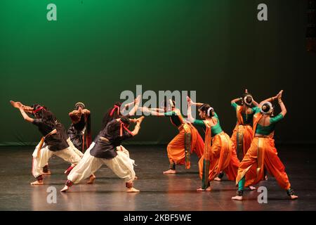 I giovani tamil suonano una danza tradizionale durante un programma culturale che celebra il Thai Pongal Festival a Markham, Ontario, Canada, il 12 gennaio 2020. Il festival di Thai Pongal è un festival di ringraziamento che celebra il Dio del Sole (Lord Surya) e un raccolto di successo. (Foto di Creative Touch Imaging Ltd./NurPhoto) Foto Stock