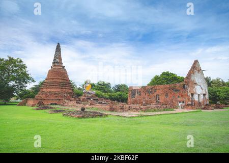 Bellissimo scenario a Wat Lokayasutharam, Ayutthaya, Thailandia. Un sito di Ayutthaya, patrimonio dell'umanità dell'UNESCO. Foto Stock