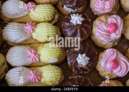 gustosi biscotti con vista ravvicinata color crema dall'alto Foto Stock