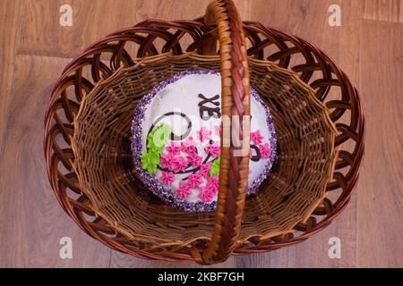 Deliziosa torta di Pasqua con vista dall'alto del cesto di vimini ucraino Foto Stock