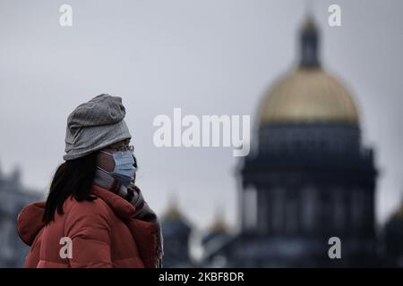 Turisti cinesi in maschere protettive nel centro di San Pietroburgo. In Cina, più di 800 persone sono state infettate dal virus, 25 sono morte. Diverse città cinesi sono chiuse per l'uscita. 24 gennaio 2020 (Foto di Valya Egorshin/NurPhoto) Foto Stock
