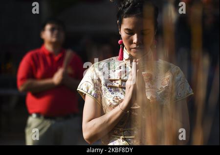 L'etnia cinese tailandese prega durante le celebrazioni lunari del Capodanno a Wat Mangkon Kamalawat a Chinatown, Bangkok, 24 gennaio 2020. (Foto di Anusak Laowilas/NurPhoto) Foto Stock