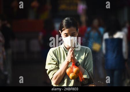 L'etnia cinese tailandese prega durante le celebrazioni lunari del Capodanno a Wat Mangkon Kamalawat a Chinatown, Bangkok, 24 gennaio 2020. (Foto di Anusak Laowilas/NurPhoto) Foto Stock