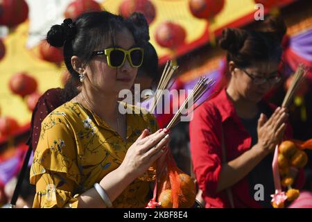 L'etnia cinese tailandese prega durante le celebrazioni lunari del Capodanno a Wat Mangkon Kamalawat a Chinatown, Bangkok, 24 gennaio 2020. (Foto di Anusak Laowilas/NurPhoto) Foto Stock