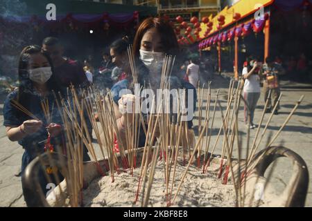 L'etnia cinese tailandese prega durante le celebrazioni lunari del Capodanno a Wat Mangkon Kamalawat a Chinatown, Bangkok, 24 gennaio 2020. (Foto di Anusak Laowilas/NurPhoto) Foto Stock