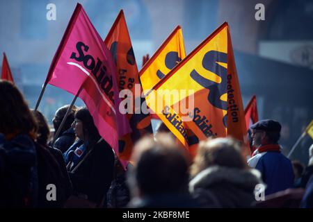 Bandiere del SUD Unione. Migliaia di manifestanti hanno manifestato a Tolosa per la manifestazione del 7th convocata da quasi tutti i sindacati (CGT, SUD, UNL, UNEF, FO, CFE-CGC, ecc.). È il 51th° giorno di proteste, scioperi e azioni. I manifestanti chiedono il ritiro della nuova riforma del pensionamento (età, pensione, condizioni, ecc.). Il governo di Macron propone di passare da un sistema pensionistico "pay-as-you-go" a un sistema per punti (capitalizzazione). Il governo francese vuole anche un’unificazione di tutti i sistemi pensionistici in Francia (ad eccezione di poliziotti, militari, congressisti, senatori, ministri). Tolosa. F Foto Stock