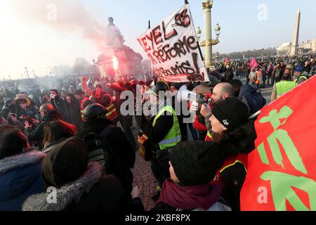 I manifestanti si riuniscono in Place de la Concorde durante una manifestazione a Parigi il 24 gennaio 2020 contro la riforma delle pensioni del governo, che sarà ufficialmente svelata dopo settimane di scioperi da parte dei sindacati che avvertono che milioni di persone dovranno lavorare più a lungo. Sarà il settimo giorno di raduni di massa da quando il 5 dicembre i sindacati hanno lanciato uno sciopero paralizzante sui trasporti, nella speranza di costringere il Presidente francese a fare una battuta d'altra parte per un sistema pensionistico 'universale?. La riforma spazzerebbe via 42 regimi separati, alcuni risalenti a centinaia di anni fa, che offrono il pensionamento anticipato e altri benefici a. Foto Stock