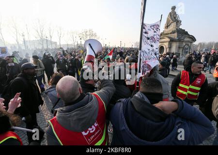 I manifestanti si riuniscono in Place de la Concorde durante una manifestazione a Parigi il 24 gennaio 2020 contro la riforma delle pensioni del governo, che sarà ufficialmente svelata dopo settimane di scioperi da parte dei sindacati che avvertono che milioni di persone dovranno lavorare più a lungo. Sarà il settimo giorno di raduni di massa da quando il 5 dicembre i sindacati hanno lanciato uno sciopero paralizzante sui trasporti, nella speranza di costringere il Presidente francese a fare una battuta d'altra parte per un sistema pensionistico 'universale?. La riforma spazzerebbe via 42 regimi separati, alcuni risalenti a centinaia di anni fa, che offrono il pensionamento anticipato e altri benefici a. Foto Stock