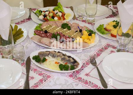 Deliziose salsicce sul tavolo nel ristorante in Ucraina Foto Stock