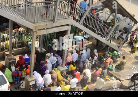 I musulmani pregano un servizio jumat a Ojota sotto ponte a Lagos, 24 gennaio 2020. (Foto di Olukayode Jaiyeola/NurPhoto) Foto Stock