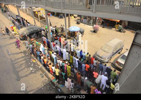 I musulmani pregano un servizio jumat a Ojota sotto ponte a Lagos, 24 gennaio 2020. (Foto di Olukayode Jaiyeola/NurPhoto) Foto Stock