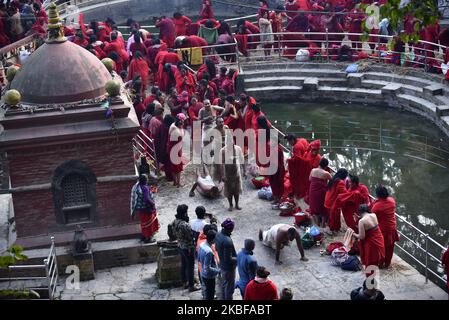 I devoti indù nepalesi rotolano intorno al farping durante il festival Narayan di Madhav o Swasthani Brata Katha al tempiale di Pashupathnath, Kathmandu, Nepal il sabato 25 gennaio 2020. Le donne indù nepalesi osservano un digiuno e pregano la Dea Swasthani per la lunga vita dei loro mariti e la prosperità della famiglia durante una festa di digiuno di un mese. (Foto di Narayan Maharjan/NurPhoto) Foto Stock