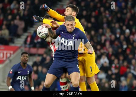 Il portiere di Tottenham Hugo Lloris libera la palla da Southampton avanti Danny Ings durante la partita della fa Cup tra Southampton e Tottenham Hotspur al St Mary's Stadium, Southampton, sabato 25th gennaio 2020. (Foto di Jon Bromley/ MI News/NurPhoto) Foto Stock