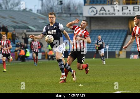 Matt Smith of Millwall and Jack O'Connell of Sheffield United in action during the FA Cup Fourth Round match between Millwall and Sheffield United at The Den on January 25, 2020 in London, England. (Photo by MI News/NurPhoto) Foto Stock