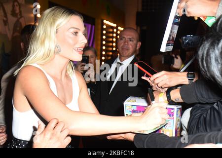 Margot Robbie assiste ai fan durante il tappeto rosa della prima del film messicano ''Birds of Prey'' in Espacio prim il 25 gennaio 2020 a Città del Messico, Messico (Photo by Eyepix/NurPhoto) Foto Stock