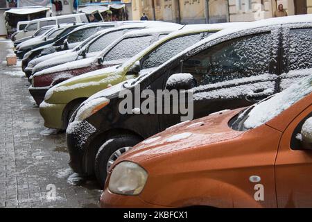 Le auto sono coperte di neve sul parcheggio in strada Foto Stock