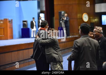 I membri del Parlamento e i sostenitori celebrano offrendo fiori ad Agni Sapkota dopo aver eletto all'unanimità il relatore della Camera dei rappresentanti a Kathmandu, Nepal, domenica 26 gennaio 2020. (Foto di Narayan Maharjan/NurPhoto) Foto Stock