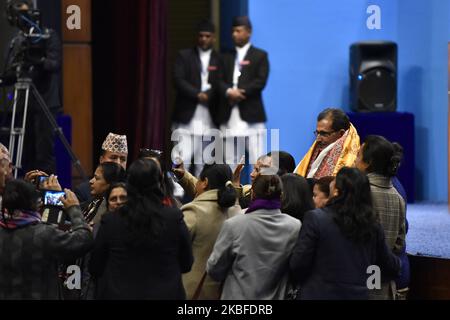 I membri del Parlamento e i sostenitori celebrano offrendo fiori ad Agni Sapkota dopo aver eletto all'unanimità il relatore della Camera dei rappresentanti a Kathmandu, Nepal, domenica 26 gennaio 2020. (Foto di Narayan Maharjan/NurPhoto) Foto Stock