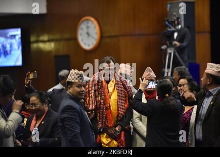 I membri del Parlamento e i sostenitori celebrano offrendo fiori ad Agni Sapkota dopo aver eletto all'unanimità il relatore della Camera dei rappresentanti a Kathmandu, Nepal, domenica 26 gennaio 2020. (Foto di Narayan Maharjan/NurPhoto) Foto Stock