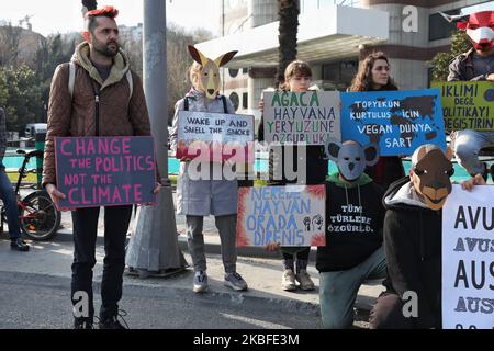 Gli attivisti della Animal Freedom Initiative hanno protestato contro l'Australia, che secondo loro stava progettando di uccidere cammelli e gatti, prima del Consolato Generale Australiano a Istanbul, in Turchia, il 26 gennaio 2020. (Foto di Onur Dogman/NurPhoto) Foto Stock