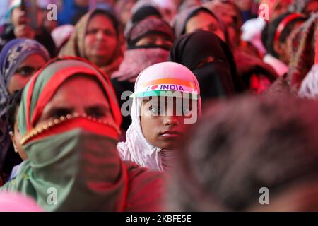 Una ragazza che indossa un berretto Tri-Color partecipa a una protesta contro la Citizenship Amendment Act e NRC a Nuova Delhi, India, il 26 gennaio 2020 (Foto di Nasir Kachroo/NurPhoto) Foto Stock