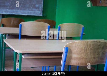 Aula vuota senza gli studenti nella scuola sedie e scrivania Foto Stock