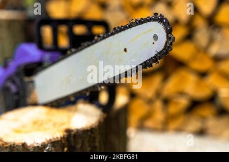 Primo piano del pneumatico di taglio e della catena di taglio della motosega Foto Stock