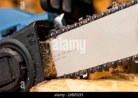 Primo piano del pneumatico di taglio e della catena di taglio della motosega Foto Stock