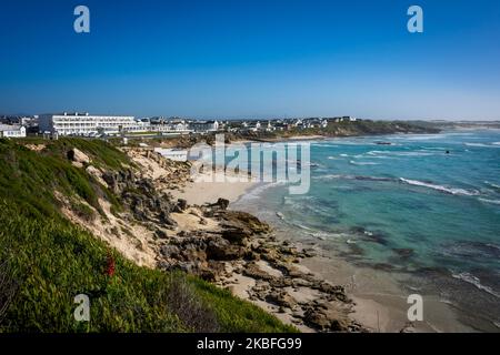 Vista panoramica del villaggio di Arniston e della costa frastagliata, della regione di Overberg, del Capo Occidentale, del Sud Africa, sotto cieli limpidi in una giornata di sole. Foto Stock