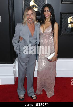 LOS ANGELES, CALIFORNIA, USA - GENNAIO 26: Iggy Pop e Nina Alu arrivano ai 62nd Annual GRAMMY Awards che si tengono presso lo Staples Center il 26 Gennaio 2020 a Los Angeles, California, Stati Uniti. (Foto di Xavier Collin/Image Press Agency/NurPhoto) Foto Stock