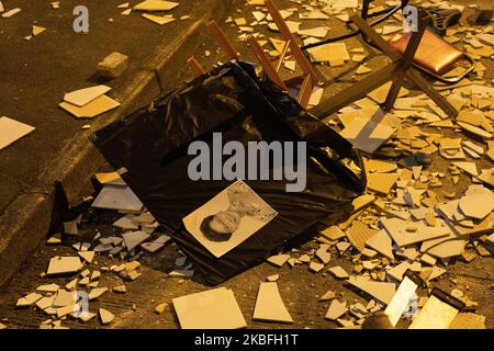 I manifestanti hanno gettato bombe a benzina in un complesso di alloggi pubblici vuoto che è proposto di quarantena virus di Hong Kong durante la protesta a Fanling, distretto di Hong Kong, Cina, Domenica, 26 gennaio 2020. (Foto di Yat Kai Yeung/NurPhoto) Foto Stock