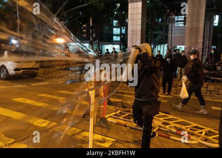 I manifestanti hanno gettato bombe a benzina in un complesso di alloggi pubblici vuoto che è proposto di quarantena virus di Hong Kong durante la protesta a Fanling, distretto di Hong Kong, Cina, Domenica, 26 gennaio 2020. (Foto di Yat Kai Yeung/NurPhoto) Foto Stock