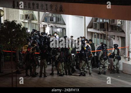 I manifestanti hanno gettato bombe a benzina in un complesso di alloggi pubblici vuoto che è proposto di quarantena virus di Hong Kong durante la protesta a Fanling, distretto di Hong Kong, Cina, Domenica, 26 gennaio 2020. (Foto di Yat Kai Yeung/NurPhoto) Foto Stock