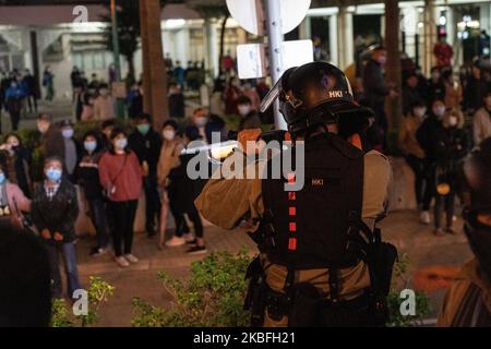 I manifestanti hanno gettato bombe a benzina in un complesso di alloggi pubblici vuoto che è proposto di quarantena virus di Hong Kong durante la protesta a Fanling, distretto di Hong Kong, Cina, Domenica, 26 gennaio 2020. (Foto di Yat Kai Yeung/NurPhoto) Foto Stock