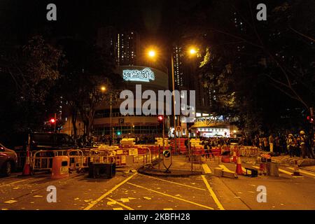 I manifestanti hanno gettato bombe a benzina in un complesso di alloggi pubblici vuoto che è proposto di quarantena virus di Hong Kong durante la protesta a Fanling, distretto di Hong Kong, Cina, Domenica, 26 gennaio 2020. (Foto di Yat Kai Yeung/NurPhoto) Foto Stock