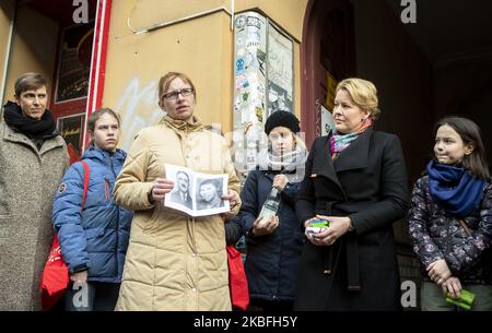 Franziska Giffey (SPD, l), Ministro federale della famiglia (2R) partecipa a un'azione di pulizia dell'impianto di Stolperstein per la 75th Giornata della memoria dell'Olocausto a Berlino, in Germania, il 27 gennaio 2020. (Foto di Emmanuele Contini/NurPhoto) Foto Stock