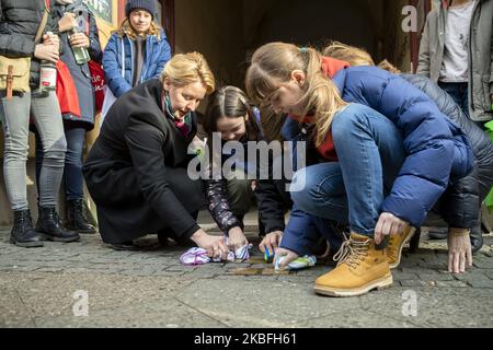 Franziska Giffey (SPD, l), Ministro federale della famiglia, e gli scolari ripuliscono un impianto di Stolperstein per la Giornata della memoria dell'Olocausto del 75th a Berlino, in Germania, il 27 gennaio 2020. (Foto di Emmanuele Contini/NurPhoto) Foto Stock