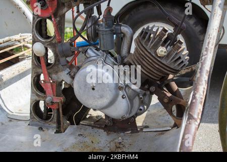 molto vecchio motore di moto d'epoca arrugginito con vicino Foto Stock