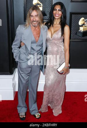 LOS ANGELES, CALIFORNIA, USA - GENNAIO 26: Iggy Pop e Nina Alu arrivano ai 62nd Annual GRAMMY Awards che si tengono presso lo Staples Center il 26 Gennaio 2020 a Los Angeles, California, Stati Uniti. (Foto di Xavier Collin/Image Press Agency/NurPhoto) Foto Stock