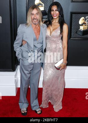 LOS ANGELES, CALIFORNIA, USA - GENNAIO 26: Iggy Pop e Nina Alu arrivano ai 62nd Annual GRAMMY Awards che si tengono presso lo Staples Center il 26 Gennaio 2020 a Los Angeles, California, Stati Uniti. (Foto di Xavier Collin/Image Press Agency/NurPhoto) Foto Stock