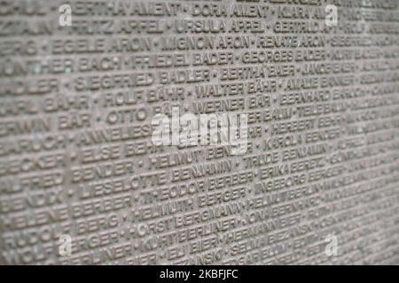 1100 nomi di bambini deportati sono elencati su una targa di bronzo attaccata al bacino della fontana il 27 gennaio 2020 a Colonia, in Germania. (Foto di Ying Tang/NurPhoto) Foto Stock