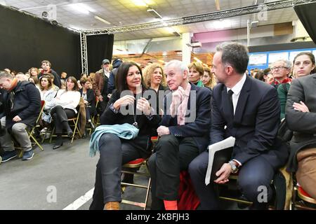 Il sindaco di Parigi Anne Hidalgo (L) e il premio Nobel per la pace Jean Jouzel (C) parlano durante il lancio della Campagna del comune di Emmanuel Gregoire (R) per l'arronsismo del 12th a Parigi il 24 gennaio 2020. (Foto di Daniel Pier/NurPhoto) Foto Stock