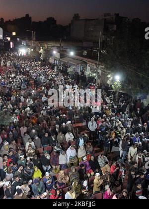 I sostenitori del partito AAM Aadmi rallegrano il ministro capo di Delhi Arvind Kejriwal durante un incontro pubblico mentre si batte in vista delle elezioni dell'Assemblea di Delhi a Nangloi Jat il 24 gennaio 2020 a Nuova Delhi, India. (Foto di Mayank Makhija/NurPhoto) Foto Stock