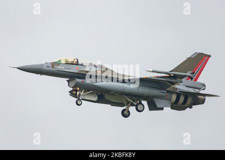 Royal Norwegian Air Force, General Dynamics F-16BM Fighting Falcon Block 15D con registrazione 691, Serial 6L-10 vernice in schema colore speciale, per celebrare il 75th° anniversario della Royal Norwegian Air Forces. Il aereo da combattimento militare f-16 dalla Norvegia visto volare in avvicinamento e atterrare alla base aerea militare Kleine Brogel EBBL aeroporto in Belgio prima dell'International Sanicole Airshow a Sanicole Airfield Vliegveld a Hechtel - Eksel / Leopoldsburg / Beverlo Airfield EBLE un ex aereo militare belga su Settembre 13, 2019 (Foto di Nicolas Economou/NurPhoto) Foto Stock