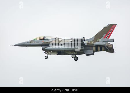 Royal Norwegian Air Force, General Dynamics F-16BM Fighting Falcon Block 15D con registrazione 691, Serial 6L-10 vernice in schema colore speciale, per celebrare il 75th° anniversario della Royal Norwegian Air Forces. Il aereo da combattimento militare f-16 dalla Norvegia visto volare in avvicinamento e atterrare alla base aerea militare Kleine Brogel EBBL aeroporto in Belgio prima dell'International Sanicole Airshow a Sanicole Airfield Vliegveld a Hechtel - Eksel / Leopoldsburg / Beverlo Airfield EBLE un ex aereo militare belga su Settembre 13, 2019 (Foto di Nicolas Economou/NurPhoto) Foto Stock