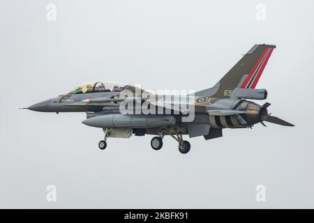 Royal Norwegian Air Force, General Dynamics F-16BM Fighting Falcon Block 15D con registrazione 691, Serial 6L-10 vernice in schema colore speciale, per celebrare il 75th° anniversario della Royal Norwegian Air Forces. Il aereo da combattimento militare f-16 dalla Norvegia visto volare in avvicinamento e atterrare alla base aerea militare Kleine Brogel EBBL aeroporto in Belgio prima dell'International Sanicole Airshow a Sanicole Airfield Vliegveld a Hechtel - Eksel / Leopoldsburg / Beverlo Airfield EBLE un ex aereo militare belga su Settembre 13, 2019 (Foto di Nicolas Economou/NurPhoto) Foto Stock