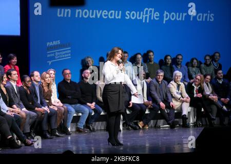 Il Ministro francese dell'uguaglianza di genere Marlene Schiappa (C), candidato alle elezioni comunali del 14th° arrondissement di Parigi, si è rivolto al teatro di Bobino per la riunione del Benjamin Griveaux, a Parigi, il 27 gennaio 2020. Benjamin Griveaux è il candidato ufficiale alla Republique en Marche (LREM) per le elezioni sindaci di Parigi del 2020, ma il matematico Cédric Villani, che è un deputato LREM, sta gestendo una campagna rivale indipendente. Con il primo turno delle elezioni locali e regionali previsto per marzo, il presidente francese Emmanuel Macron convocò Villani domenica per cercare di persuaderlo Foto Stock